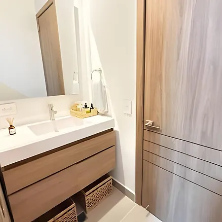 Apartamento Elegante Con Balcón En *