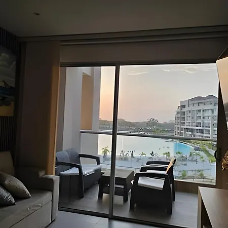Apartamento Elegante Con Balcón En