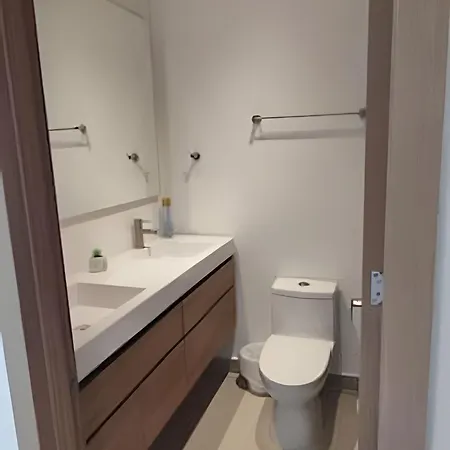 Elegante Con Balcón En